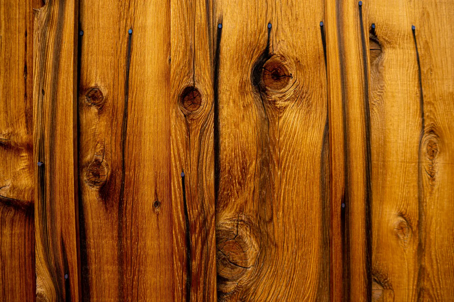 Deciding Factors in Choosing Pallet Wood Over Reclaimed Timber for Furniture Builds