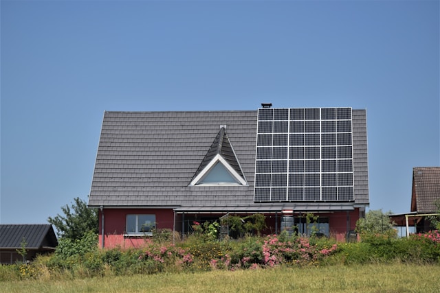 Evaluating Passive Solar and Traditional Insulation: Advantages and Ideal Scenarios
